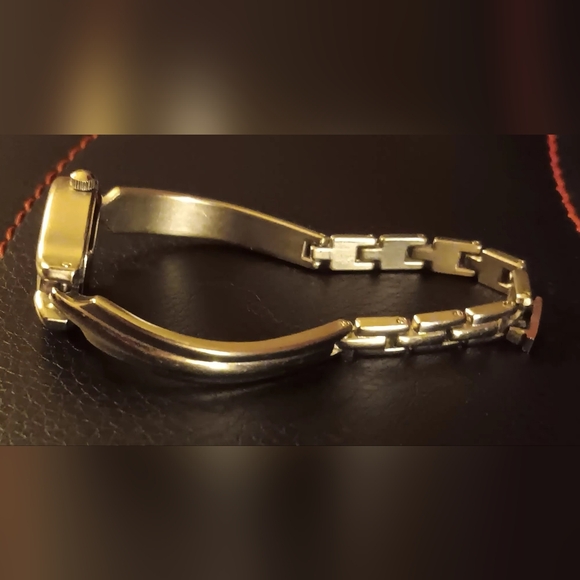 WOMENS GUCCI WATCH 9000L - Picture 6 of 7